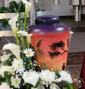 Kunden Urne Afrika bei der Bestattung