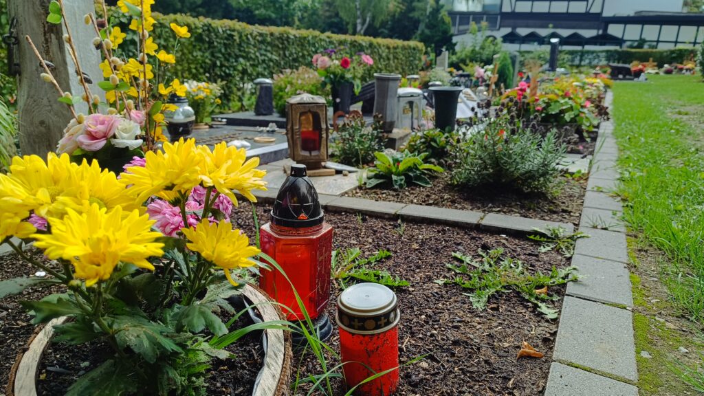 Friedhof Urnengrab Blumen